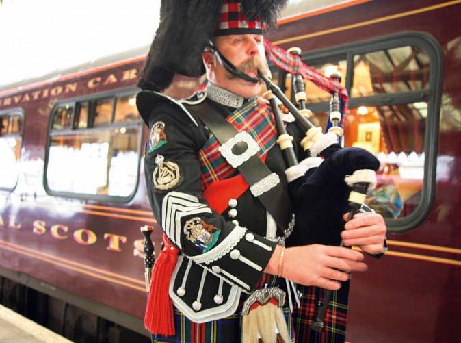 012_Royal Scotsman - Dudelsackspieler - Belmond - Lernidee Reisen - Schoene Aussichten Touristik